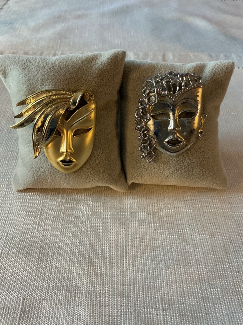 Venetian Masquerade Mask Vintage Gold and Silver Tone Brooches - Picture 2 of 4